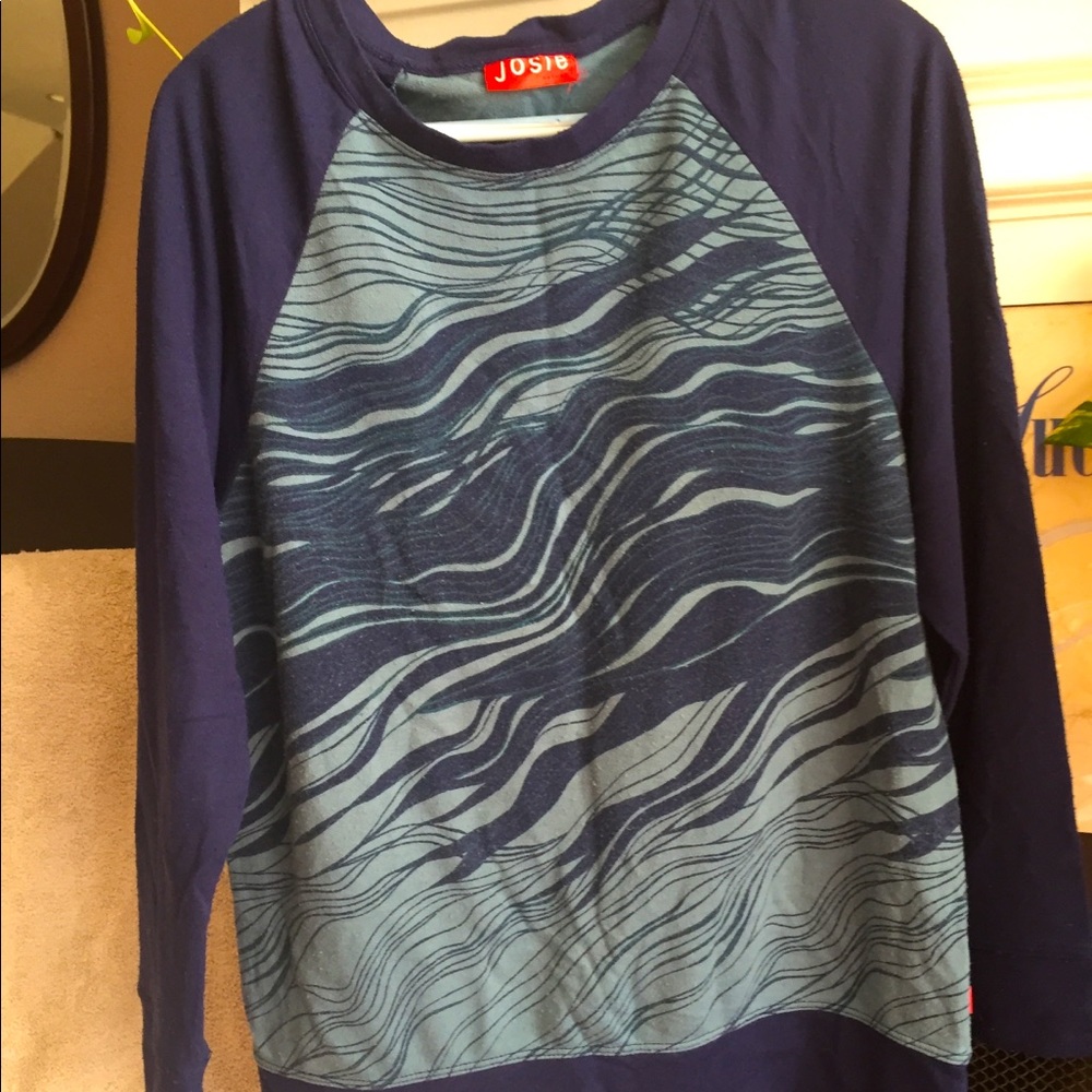 SALE‼️ 2 for $7. Light Sweater